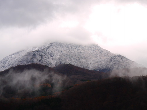 雪　苗場山